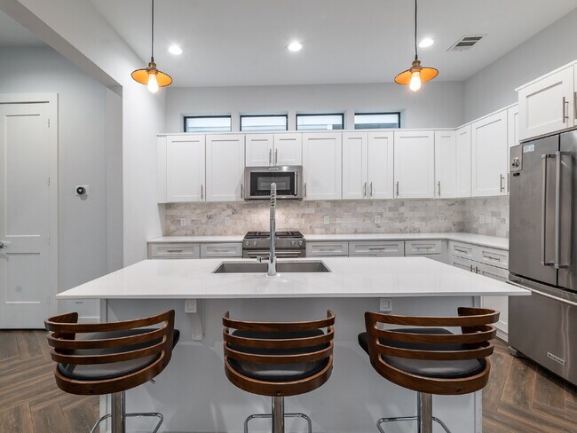 Building Photo - "Charming 4-Bed Houston Haven with Elegance on East 32nd Street!"