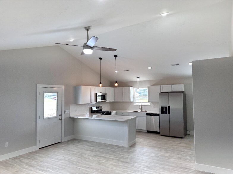 Building Photo - 1956 W Cadmus Rd