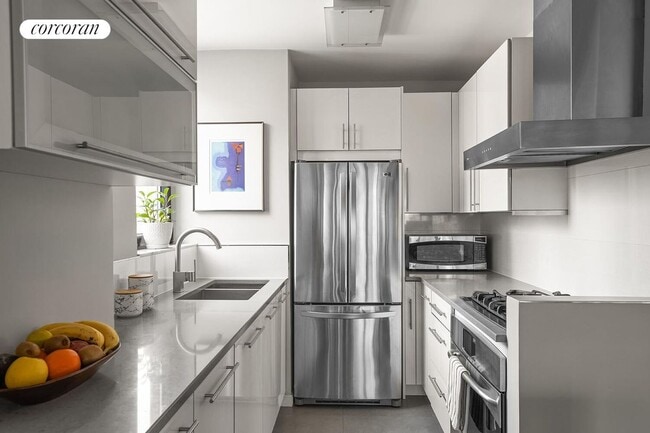 Building Photo - 255 E 49th St