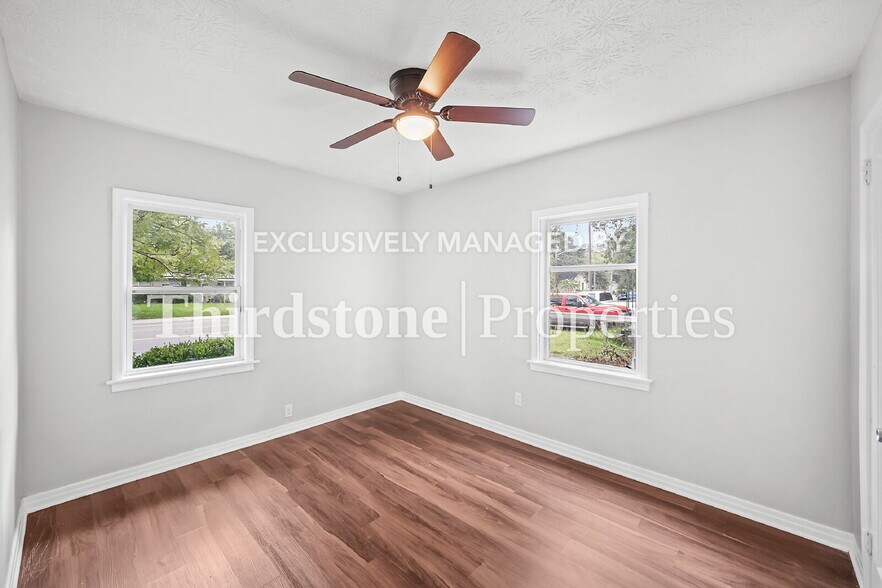 Building Photo - 3032 W 5th St