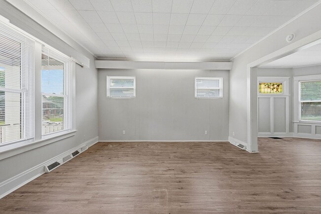 Building Photo - CHEVIOT: Charming 4 bed 2.5 bath 1 car detached garage
