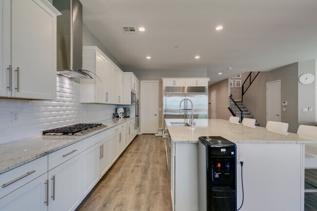 Building Photo - Luxury Rental with Mountain Views in Gated Henderson Community