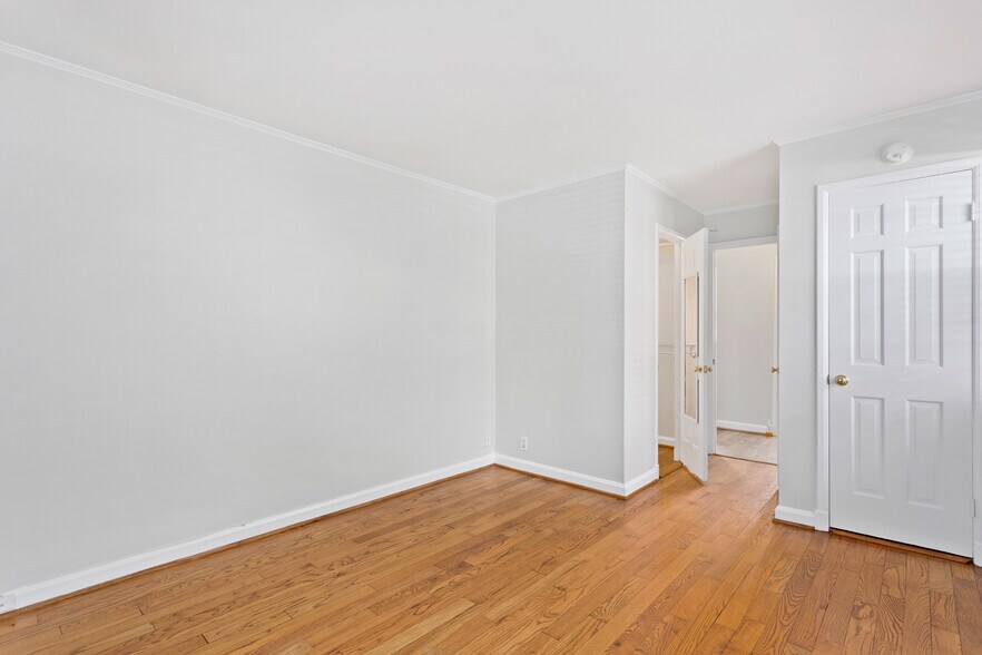Main floor bedroom - 4218 35th St S