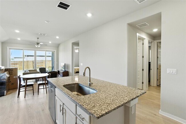 Building Photo - 2105 Suncup St