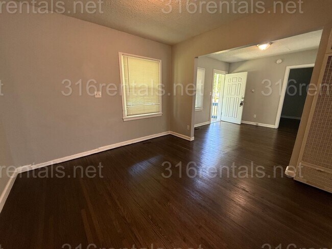 Building Photo - $750 - 2 bed 2 bath - Duplex