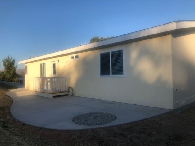 Building Photo - 3 Bed-2 Bath Quaint Single Story Home in Lakeside.