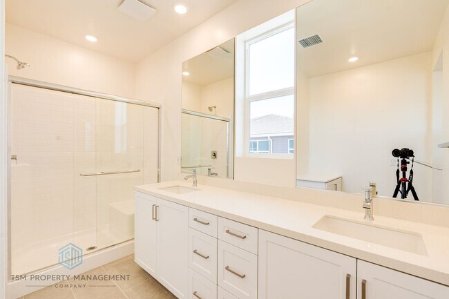 Building Photo - Brand New Built 3 Bed 2.5 Bath Flex Townhouse in Ontario!
