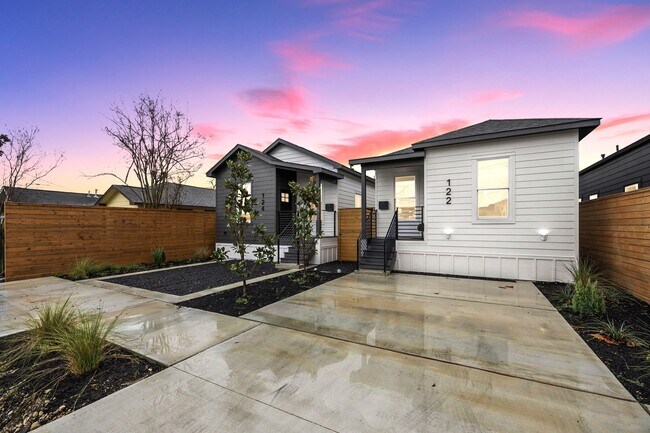 Building Photo - 122 E 31st 1/2 St