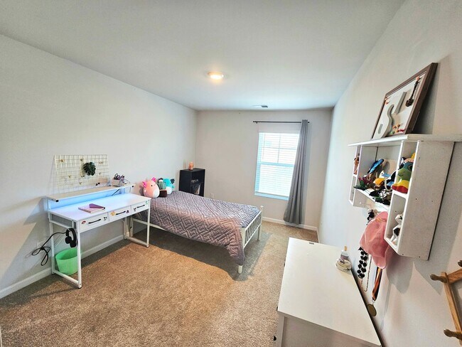 Building Photo - Beautiful Home 4 Bedroom 2.5 Bath