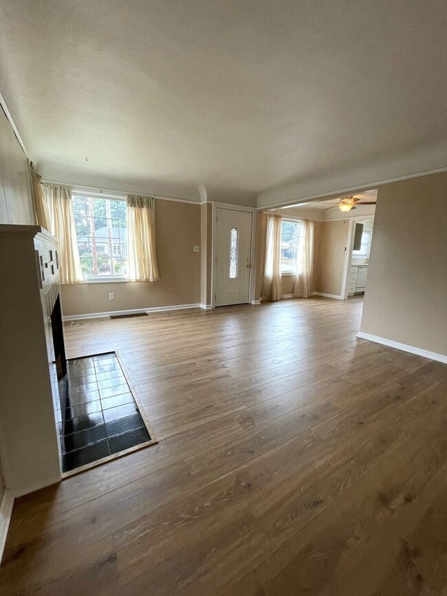 Building Photo - Renovated 3 Bed, 2 Bath House with Large Yard