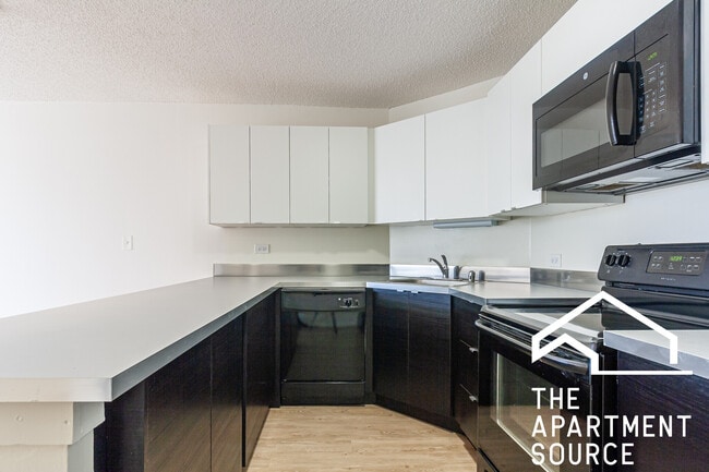 Building Photo - 1120 N La Salle Dr