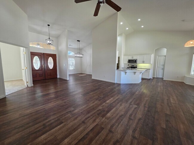 Building Photo - 3 bedroom 2 bathroom in a desirable SE Vis...