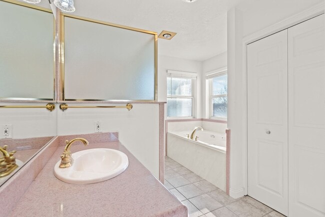 Building Photo - Spacious 4 Bedroom Home in Quiet Orem Neighborhood