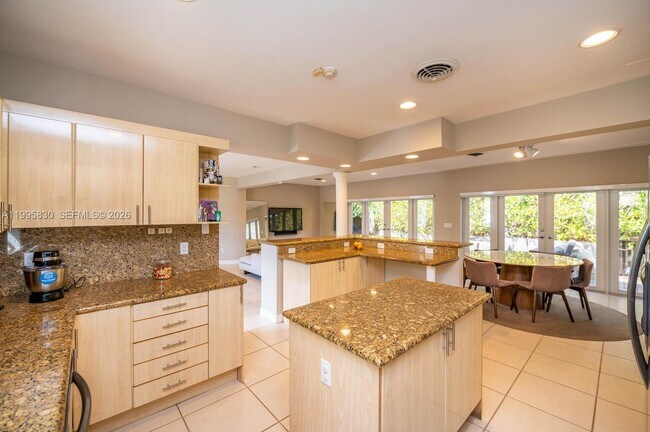 Building Photo - 9520 E Broadview Dr