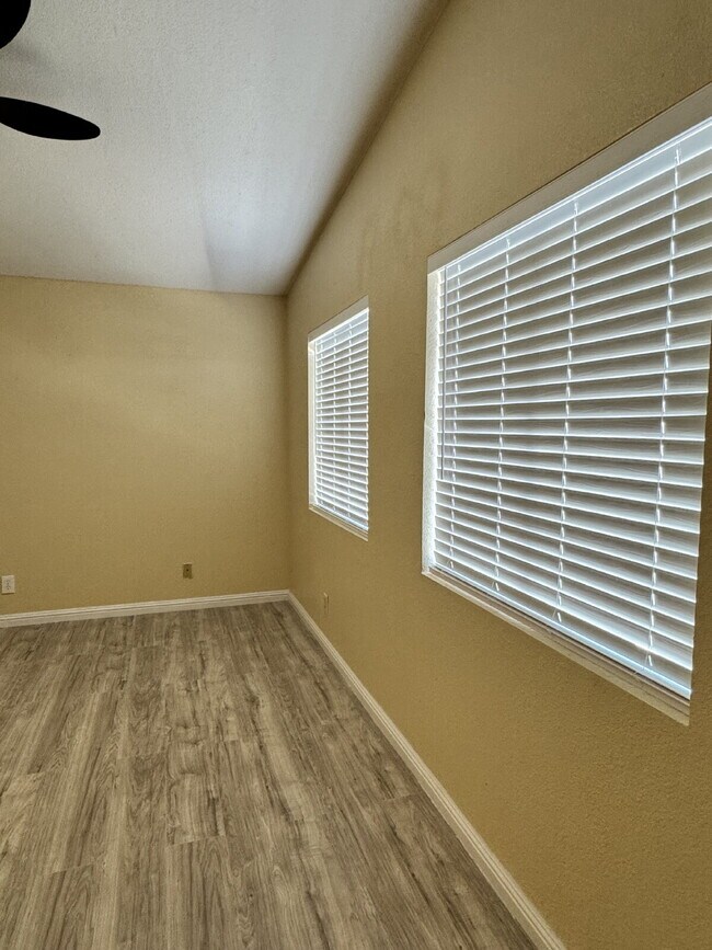 Building Photo - 4BR - 3BA two-story with pool