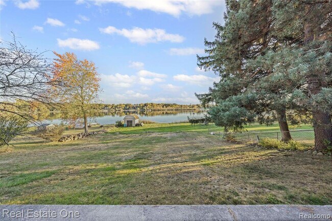 Building Photo - 2739 Lakeridge Ave