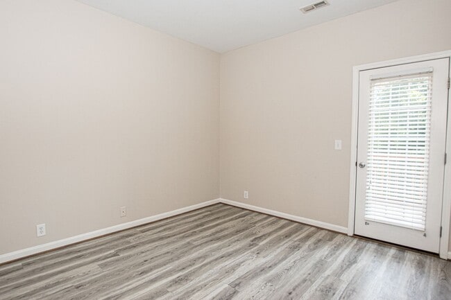 Building Photo - Stunning Two Bedroom, Two Bathroom Apartme...