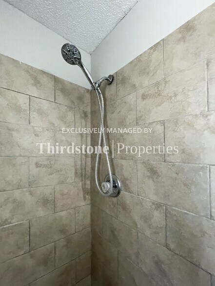 Building Photo - 7007 Red Robin Dr