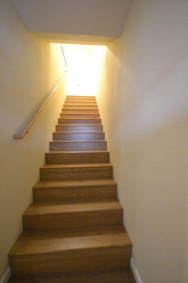 Building Photo - Spacious 3 Bed, 1.5 Bath Fourplex Unit in Buffalo, MO