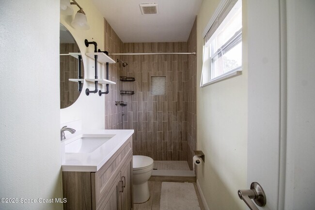 Building Photo - 450 Newfound Harbor Dr