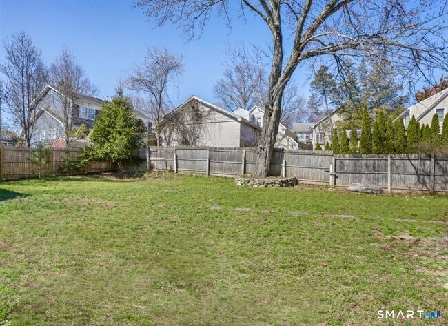 Building Photo - 709 Tunxis Hill Rd