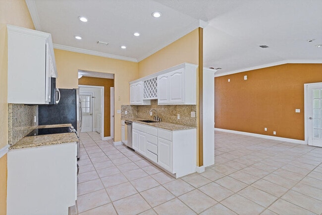 Building Photo - 208 Palm Cir