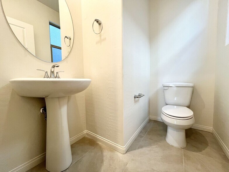 Building Photo - 1606 Rock Kestrel St