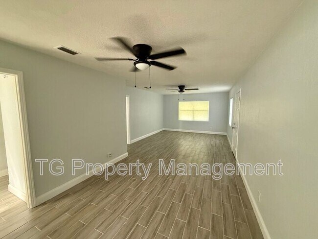 Building Photo - 4721 E Castlewood Dr