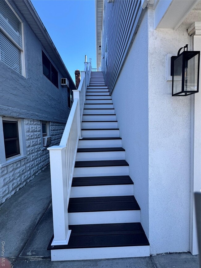 Building Photo - 102 Florida St