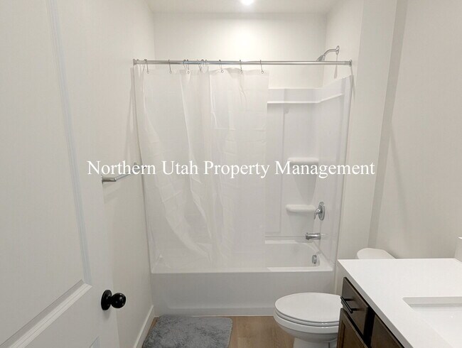 Building Photo - New 3 Bed 3 Bath Townhome