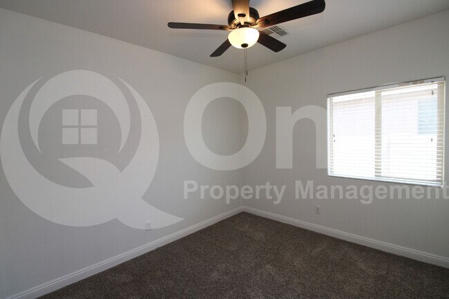 Building Photo - 1686 W Paisley Dr