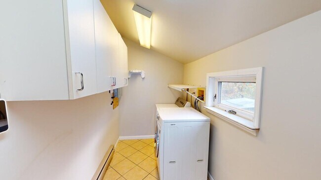 Building Photo - 3 BEDROOMS, 1 FULL BATHROOM + 2 CAR Carport Beautiful Single Family house available to show NOW f...