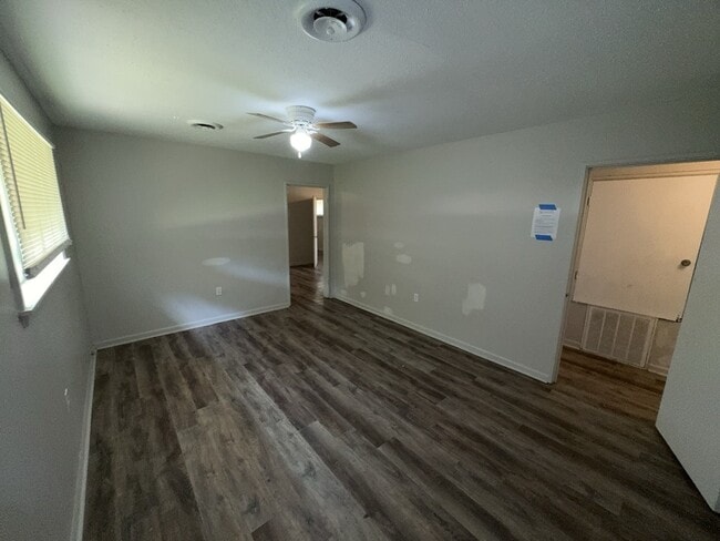 Building Photo - 5558 Queen Mary Ln