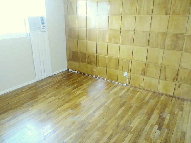 Building Photo - 824 W Cully Dr