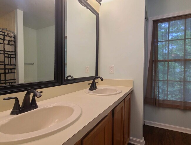 Building Photo - 4 BR, 2.5 BA Colonial with Attached Garage
