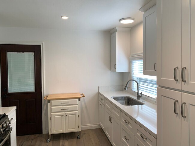 Building Photo - Charming 3+1 Canyon Country Cutie Nestled in the Hills!