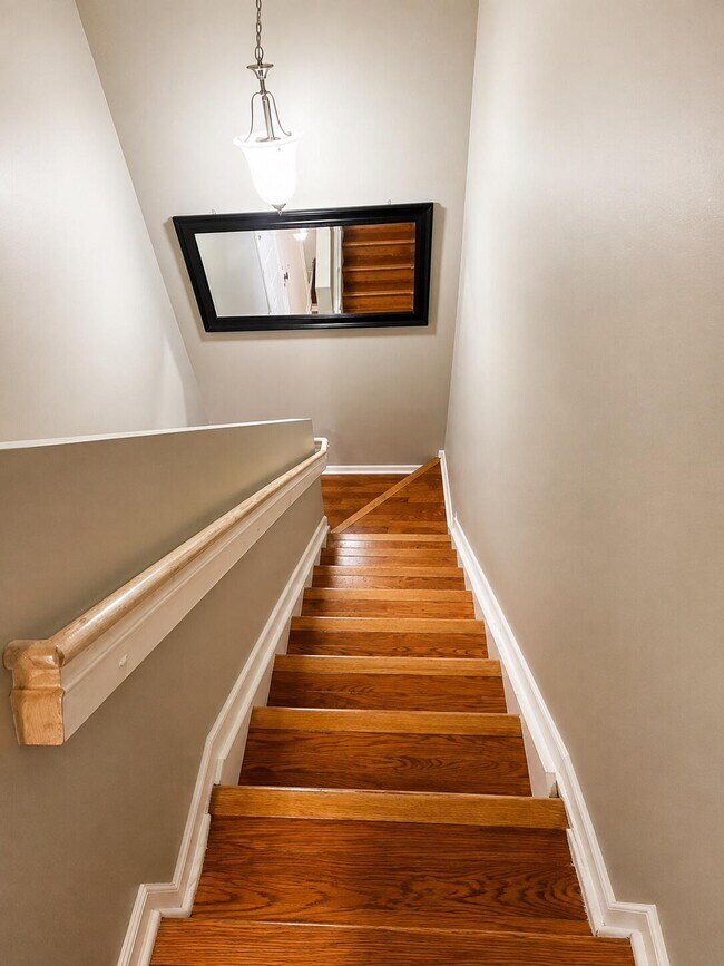 Building Photo - 3331 Commodore Ct