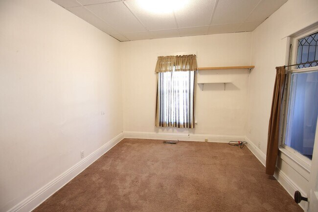 Building Photo - 2 Bed 1 Bath + Garage and Yard