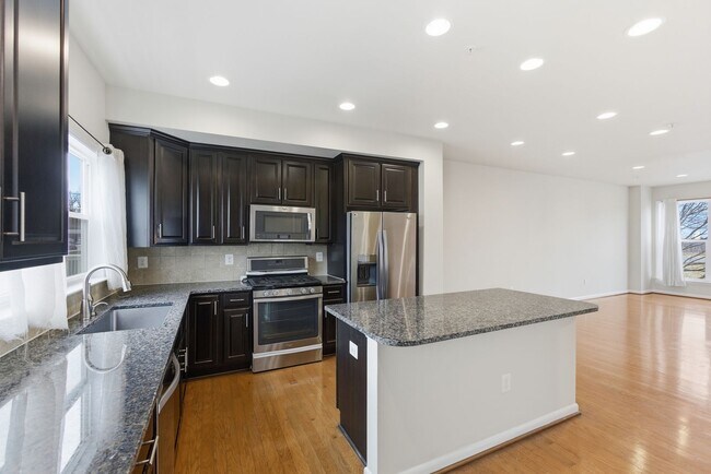 Building Photo - Amazing 4 BR/3.5 BA Townhome in Riverdale!