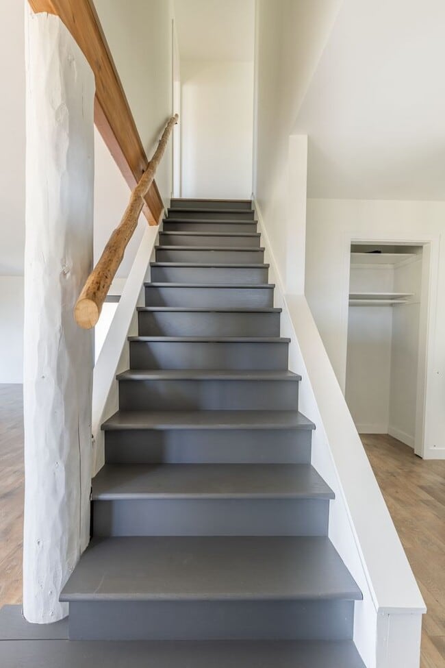 Building Photo - SILVER CREEK HORSE PROPERTY