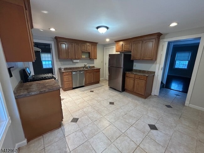 Building Photo - 11 Pleasant Plains Rd