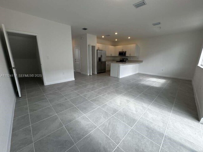 Building Photo - 632 SE 14th Ct