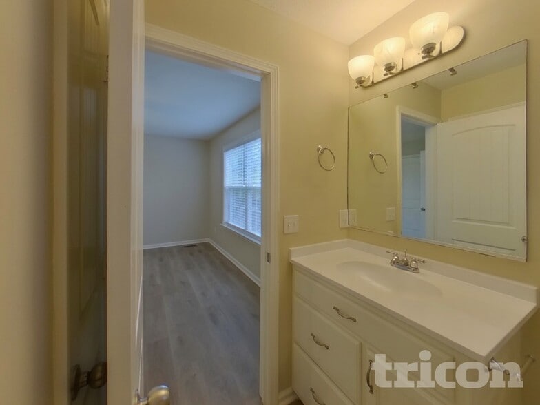 Building Photo - 1940 Littleton Ct