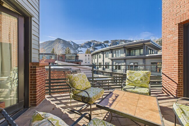 Building Photo - 501 Rio Grande Pl