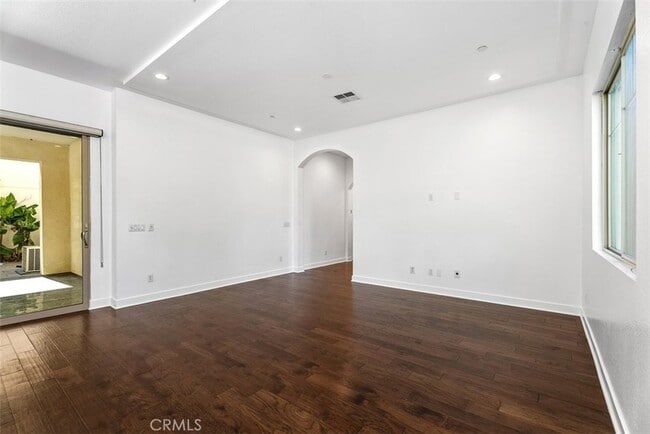 Building Photo - 123 Interval