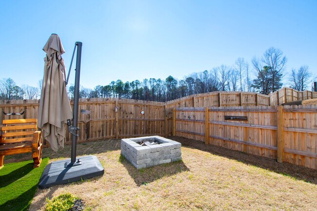 Building Photo - Like New 3 Bedroom Home Walk to DT Clayton!