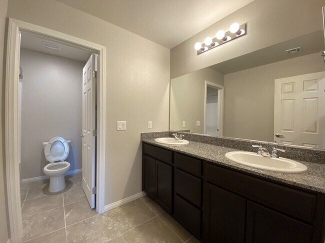 Building Photo - 4 BED 2.5 BATH 2 CAR GARAGE,  LARGE CORNER...