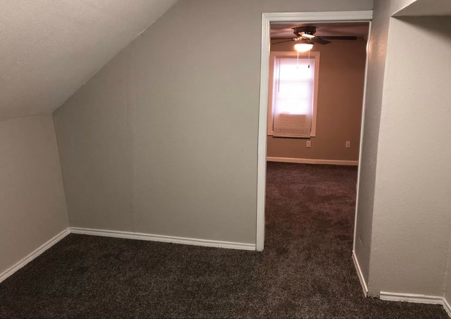 Building Photo - 3 Bedroom | 1 Bathroom Home | w/car port in drive | PET FRIENDLY