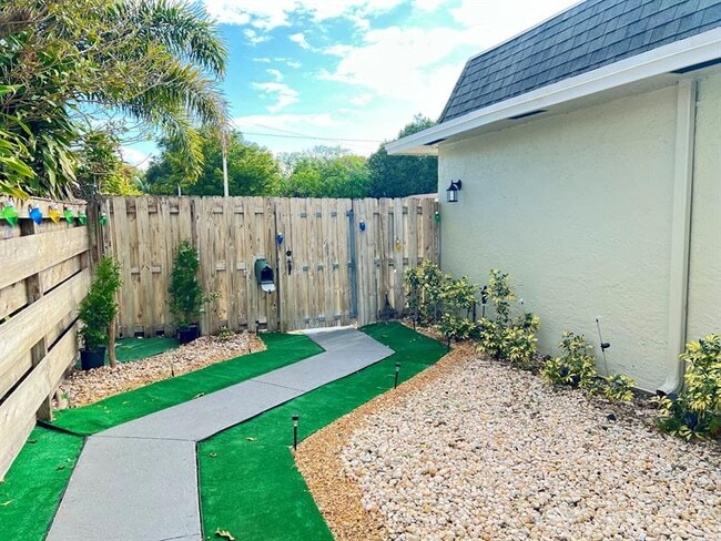 Building Photo - 1121-1123 N Andrews Ave