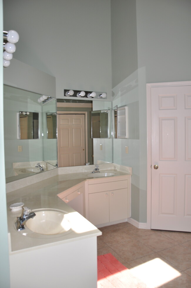 Building Photo - 201 Tradewinds Dr